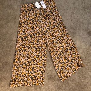 American Eagle Wide Leg Floral Pants Size 8 short